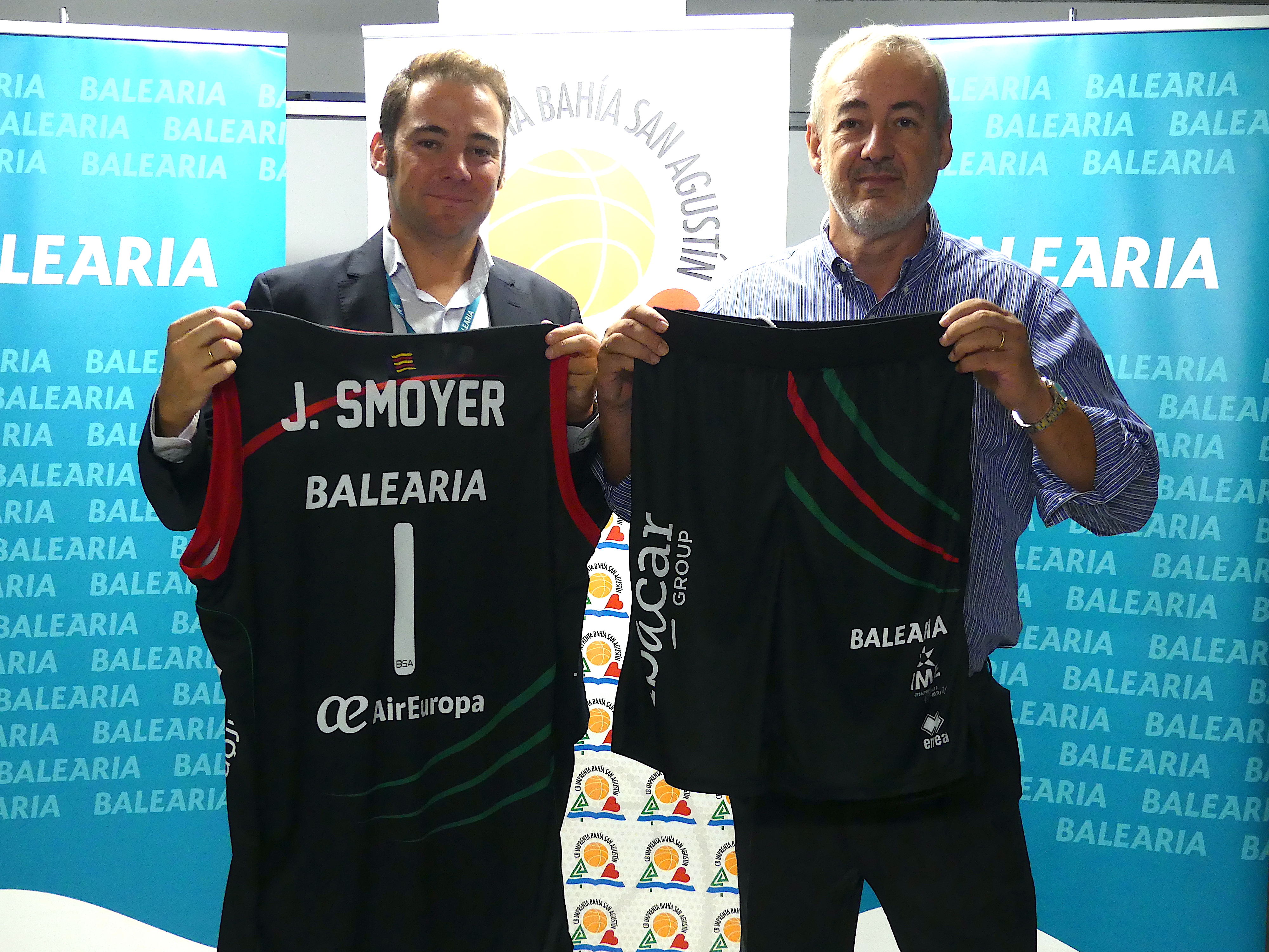 Jaime de la Puente y Guillermo Bosscana posando con la equipacin y logo de Balearia