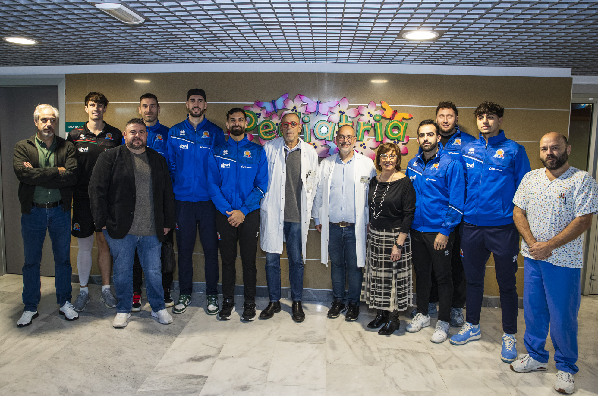 Parte de la plantilla del Fibwi Mallorca y los representantes de Coinbroker en la visita a Son Espases