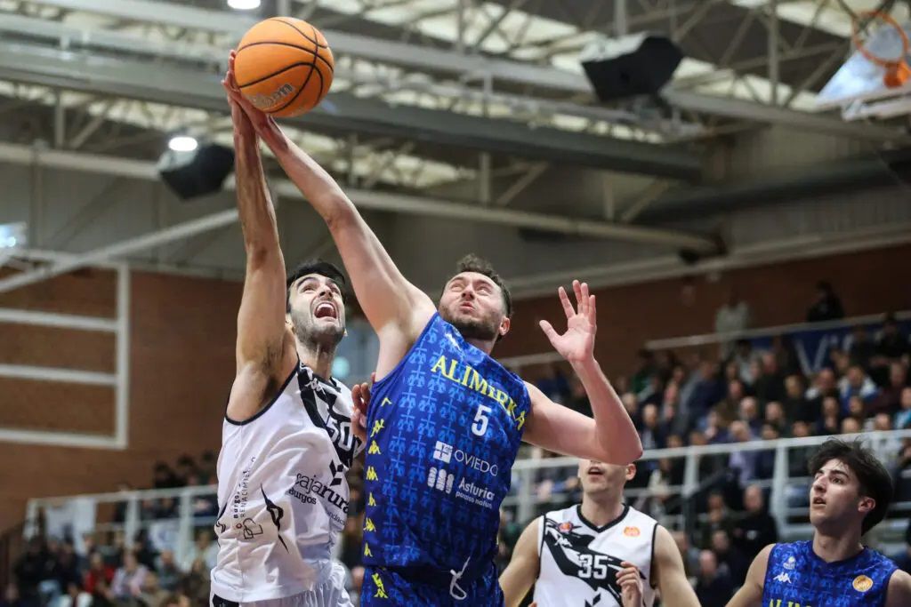 Loic Mernuge durante un partido con el Alimerka Oviedo Baloncesto