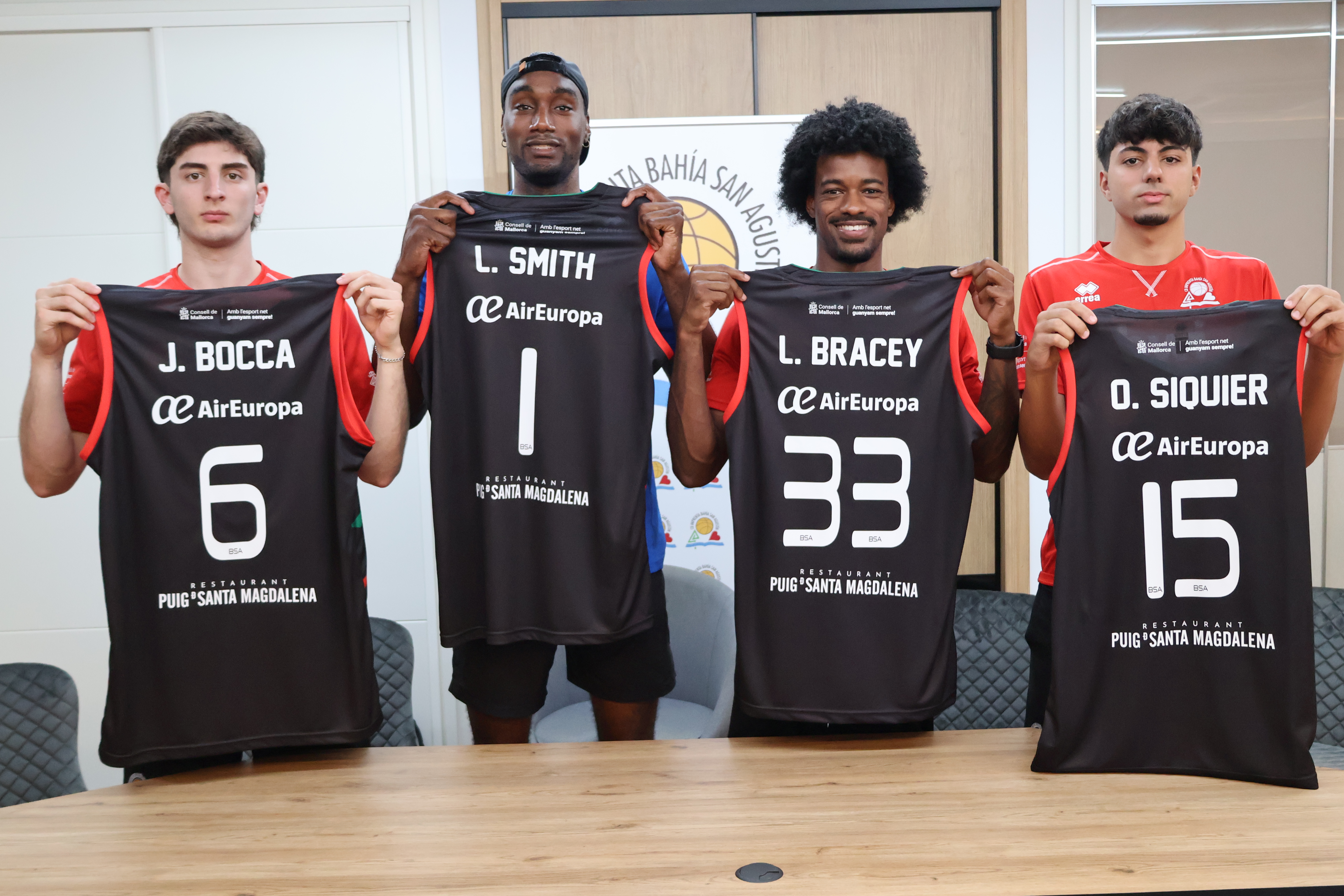 Los cuatro nuevos jugadores del equipo posando con sus camisetas